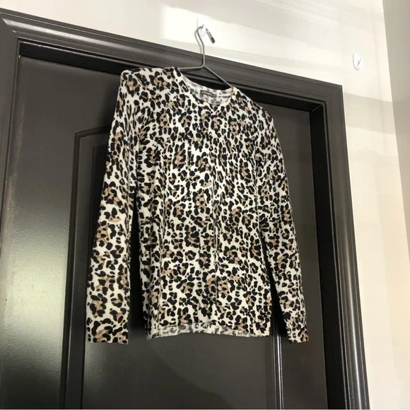 J. McLaughlin cheetah/leopard lightweight cashmere long sleeve crewneck sweater - Picture 4 of 8